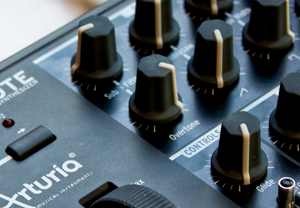 3日間限定8,000円OFF】『Arturia / MicroBrute RED』国内限定100台の 