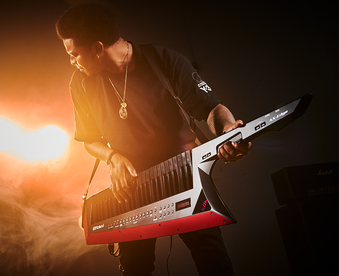 Roland】ショルダーキーボードAXシリーズが復活！キレのある外観と 