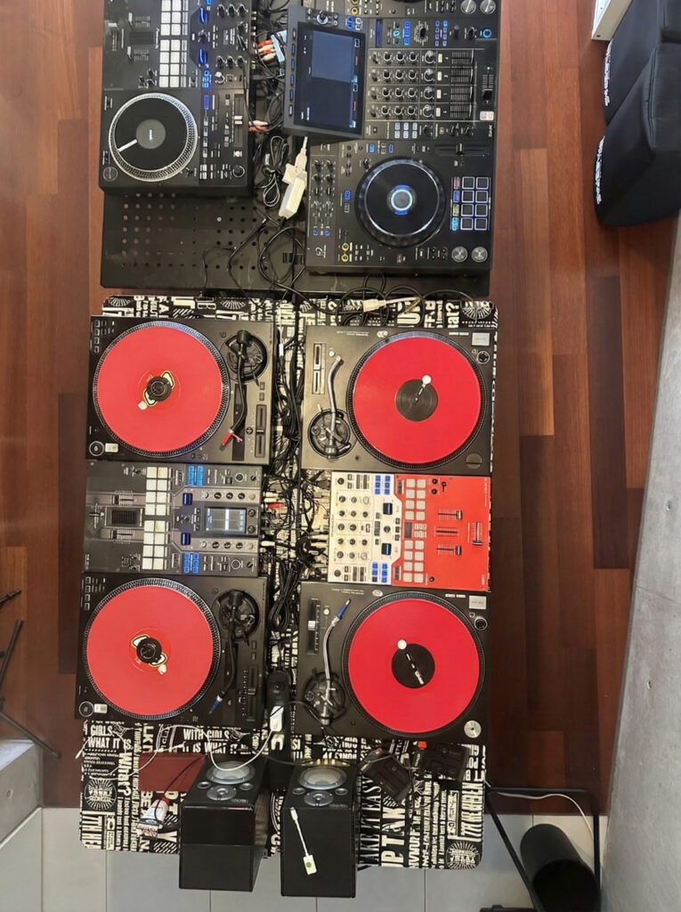 複数台のPLX-CRSS12とDJ機材が並んだブース