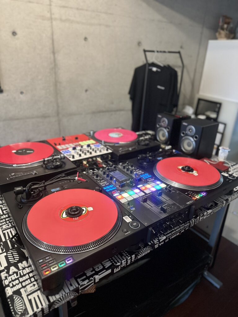PLX-CRSS12を含むDJブース俯瞰ショット