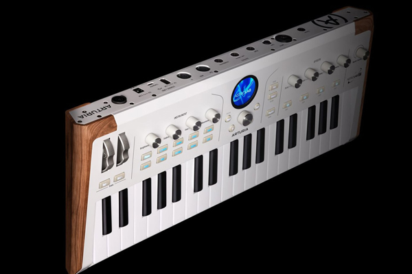 ARTURIA AstroLab 37 – コンパクトなボディに1,800以上の音を詰め込ん